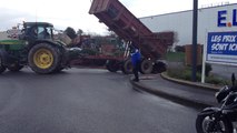 Crise agricole. Les tracteurs bennent devant le Leclerc