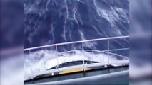 Se divierte viendo cómo caen en el barco olas de 30 metros