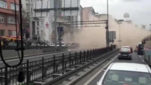 Beyoğlu'nda İki Bina Çöktü - Tarlabaşı Bulvarı Toz Bulutuna Büründü