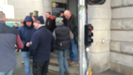 Les agriculteurs devant le commissariat