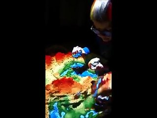 Il crée un bac à sable qui change de couleur en fonction des constructions de son fils