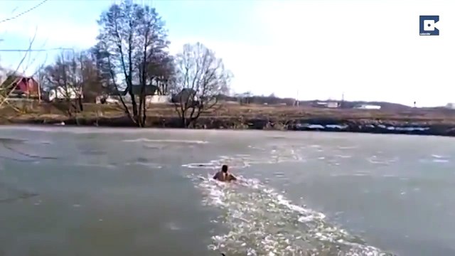 Хозяин спасает собаку из проруби