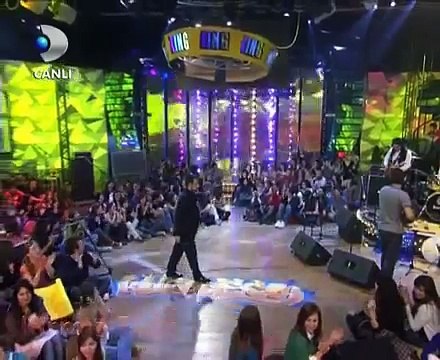 Pinar Altuğ ve Hande Yener karşılıklı bacak şov - Kingo Disco