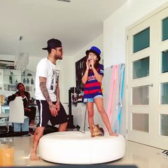 Daniel Alves dá show cantando e dançando