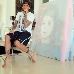Daniel Alves dá show cantando e dançando