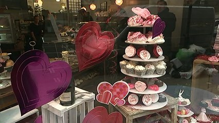 Romantic otter celebrates Valentines Day