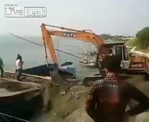 Crane Accident video- Crane drow in river with boat