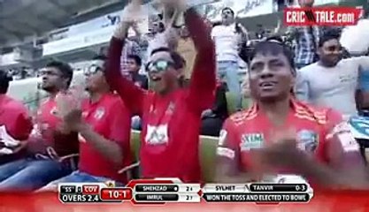 Ahmed Shehzad is Teasing Sohail Tanvir after Hitting Two Fours in BPL