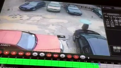 Adoleshenti grabitjes të moshuarën dhe e hedh në pusetë