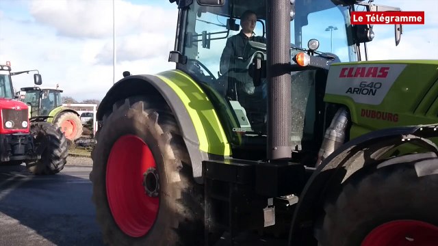 Agriculteurs. Arrivée des tracteurs à l'Intermarché de Séné (56)