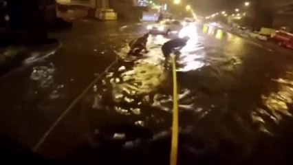Серфинг по затопленным улицам