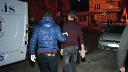 Baskına gelen polisleri görünce yüksek sesle Kur'an okumaya başladı