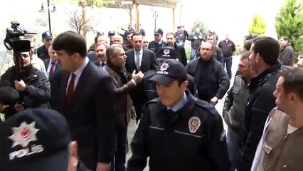 Tekkeye ayakkabıları ile girdiler