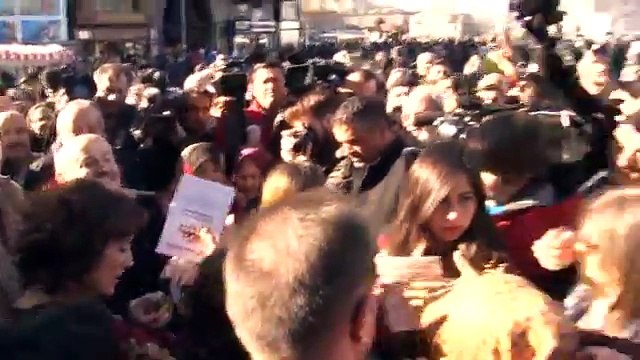 Eminönü'nde çeyrek altınlı lokum izdihamı