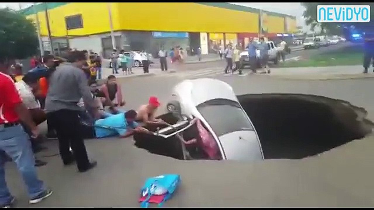 Dev yarık otomobili yuttu!