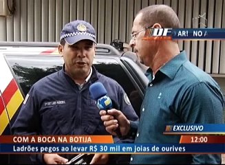 COM A BOCA NA BOTIJA