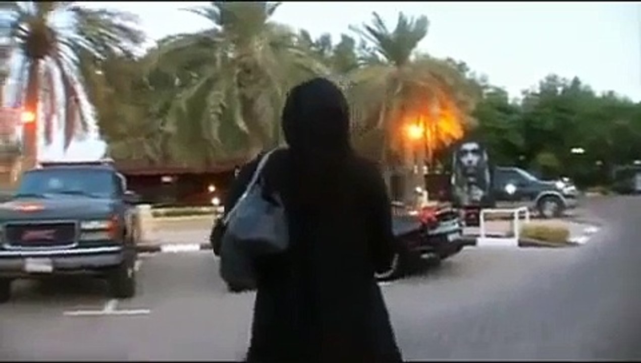 Dubai Girls Drives Ferrari in Streets