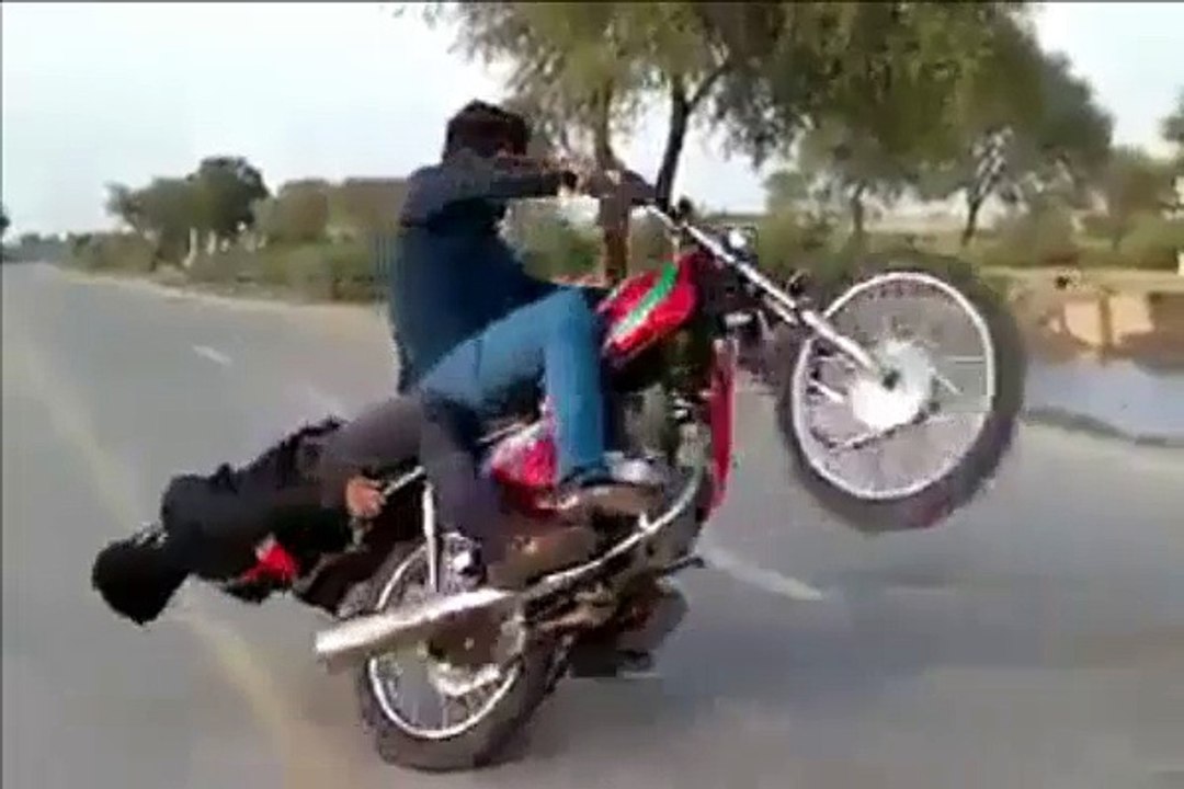 OMG !! Dangerous Bike Stunt-Top Funny Videos-Top Prank Videos-Top Vines Videos-Viral Video-Funny Fails