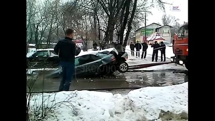 Esta é a pior maneira de rebocar um carros! Só podia ser na Rússia