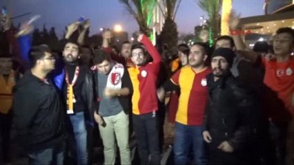 Galatasaray'a Mersin'de Meşaleli Karşılama