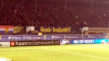 De fans van SC Cambuur zijn de opgestapte Henk de Jong nog niet vergeten! Staande ovatie en spreekkoren!
