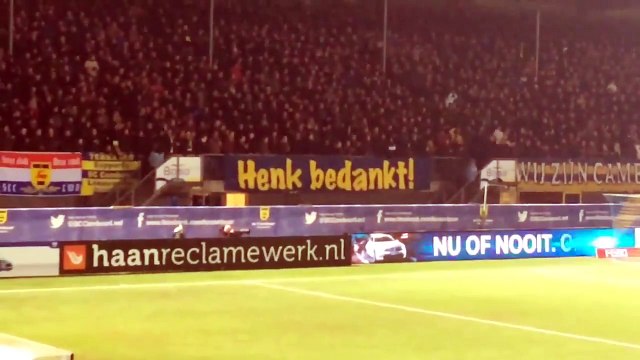 De fans van SC Cambuur zijn de opgestapte Henk de Jong nog niet vergeten! Staande ovatie en spreekkoren!