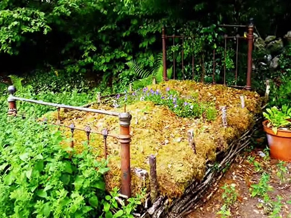 Как сделать клумбу своими руками из старой кровати