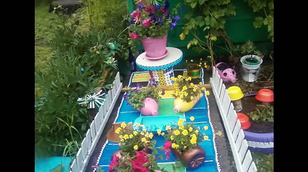 Клумбы из пластиковых бутылок - свинья и поросята. Поделки для сада и дачи