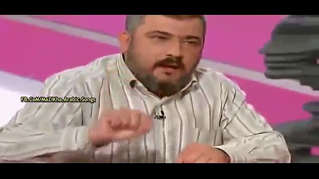 فتاة تخلع الحجاب على الهواء وتهديه لرجل دين أمامها