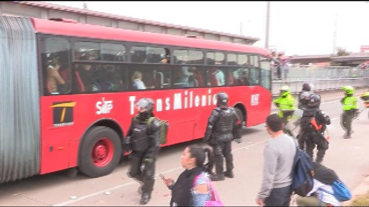 Caos, heridos y autobuses afectados en protestas contra Transmilenio