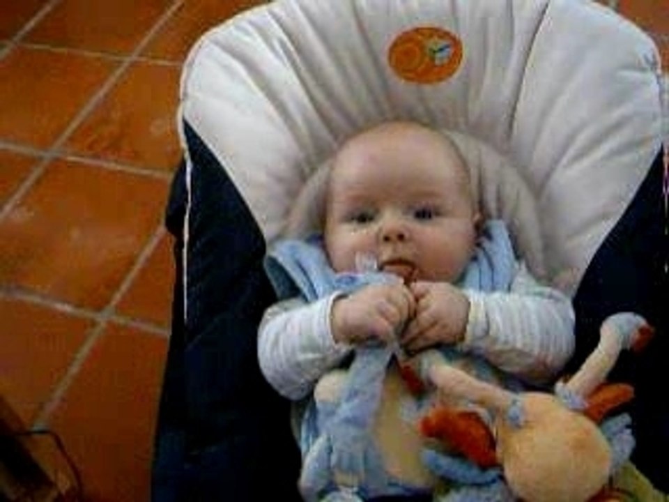 lucas coquin avec sa tetine