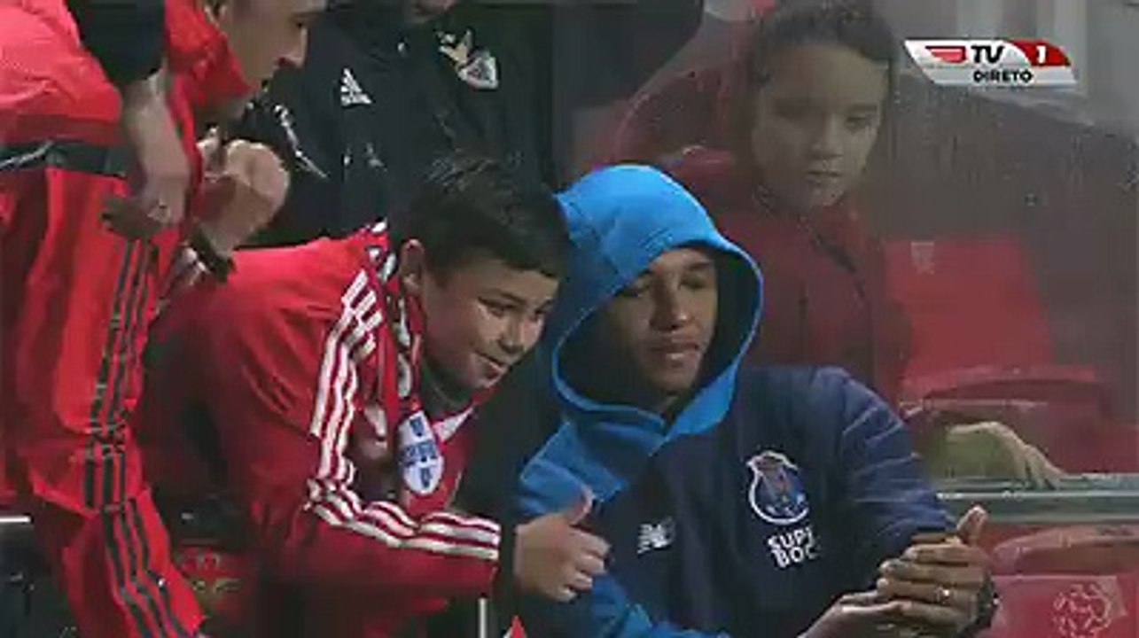 Brahimi tira uma foto com um jovem Benfiquista!Isto é futebol ⚽