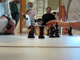 mains et pièces aux echecs