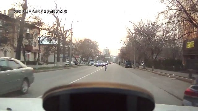 Малыш на проезжей части