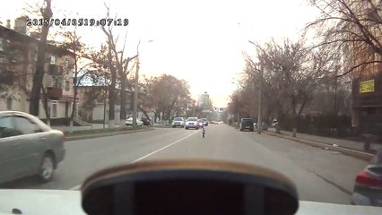 Малыш на проезжей части