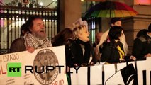 Des Espagnols protestent contre l’arrestation de deux marionnettistes pour apologie du terrorisme