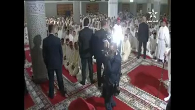 لقطة طريفة للحارس الشخصي للملك الذي عوض الجعايدي اليوم بعد صلاة الجمعة