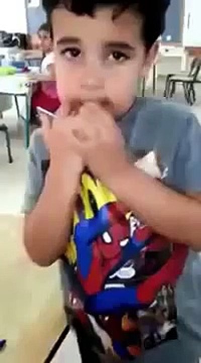ESTE NIÑO DIBUJA A SU PADRE LOL XD (360p)