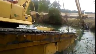 EXCAVADORA CRUZANDO UN RÍO (360p)