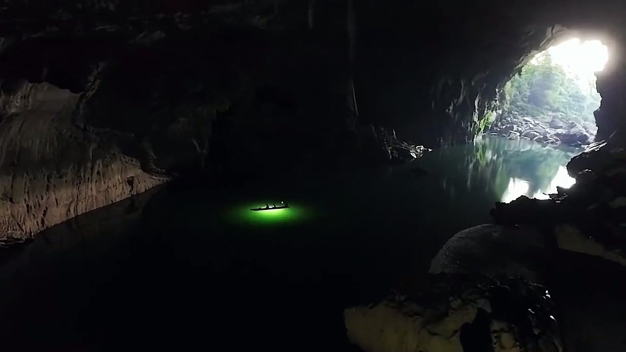 Menikmati Keindahan Danau di Laos Dengan Kayak