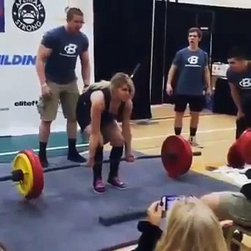 Elle donne tout pour soulever ses poids