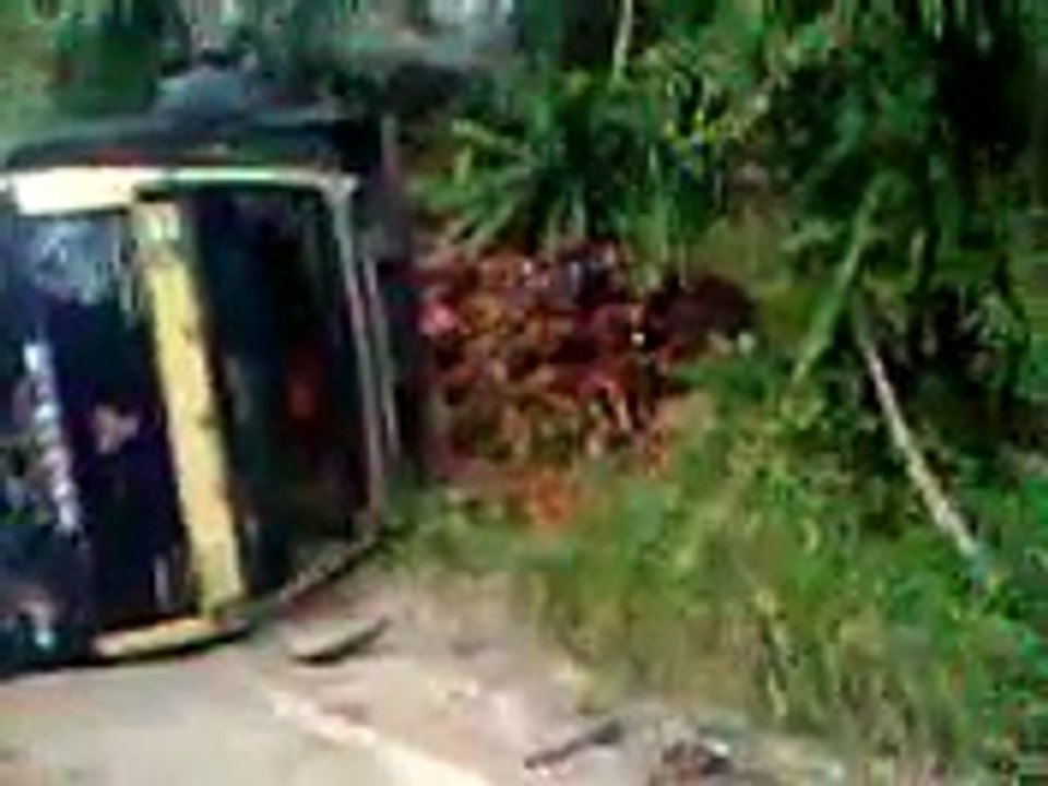 Truk terguling, keren cara mengembalikannya !!!!