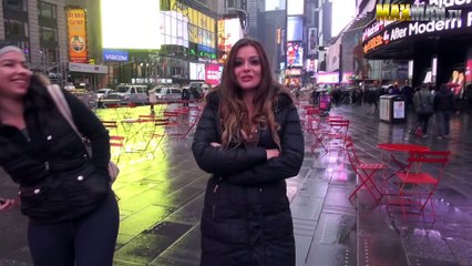 Elle marche dans la rue