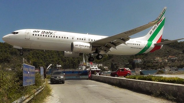Amazing Plane landing and take-off footage at Maho Beach St Maarten (1)