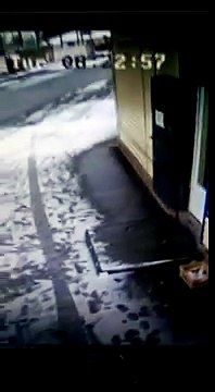 Автобус красиво дрифтанул и въехал в магазин)))