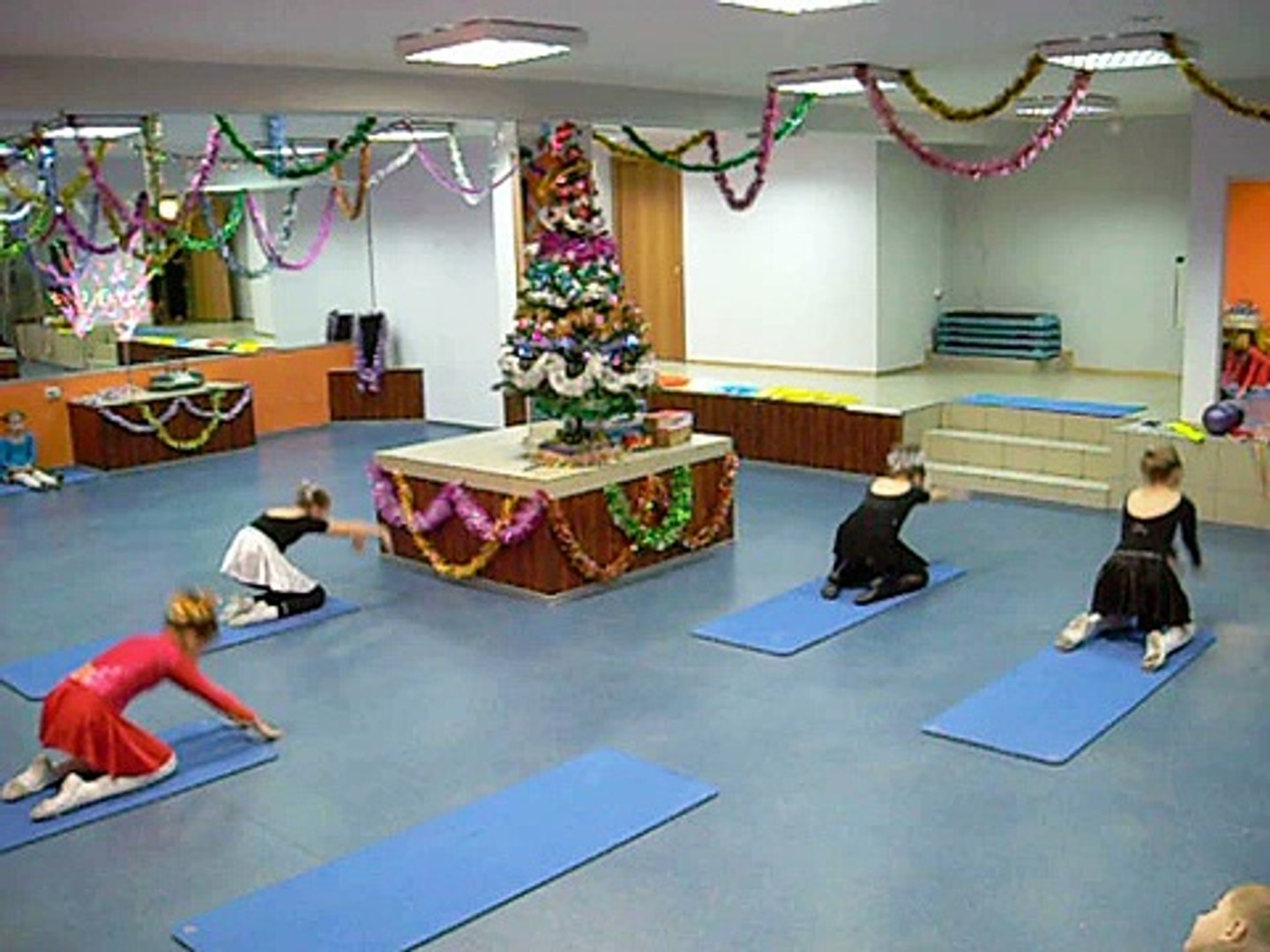 ⁣Фитнес-клуб Аэрофит представляет- Акробатика четверка