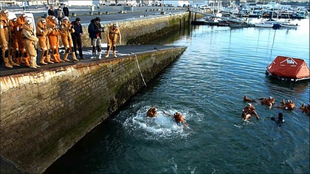Pour porter secours aux réfugiés en Méditerranée, une ONG se forme à la survie en mer en Bretagne