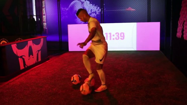F2 Freestylers & Football Tricks Online - Amazing Football Freestyle Skills