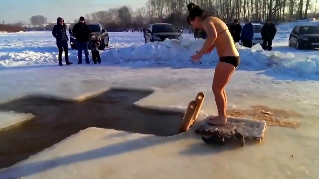 Девушка впервые решила окунуться в проруби