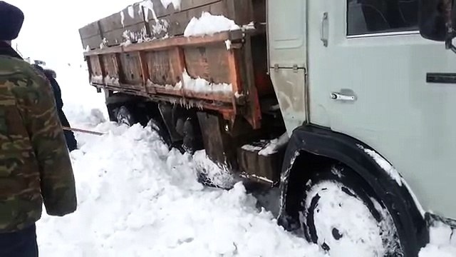 Грузовики КАМАЗ Зима, Камаз буксует стащило с дороги Winter, Kamaz slips pulled off the road